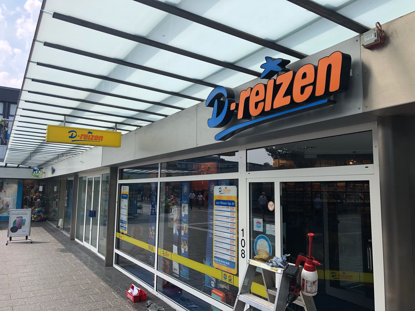 Lichtreclame voor D-Reizen