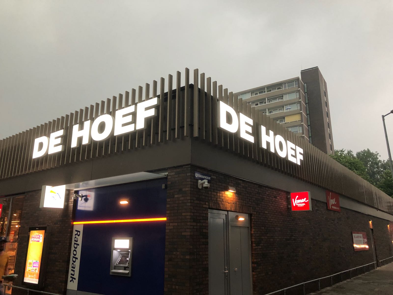 Lichtreclame voor De Hoef Winkelcentrum