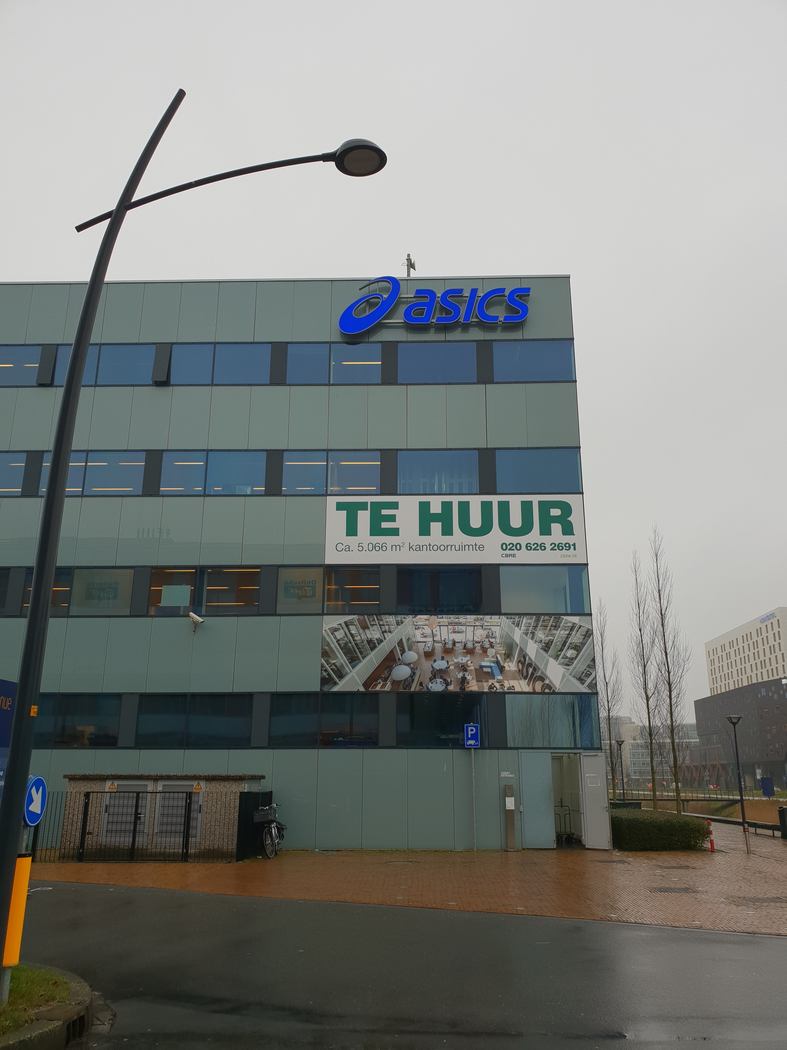 Lichtreclame voor Asics