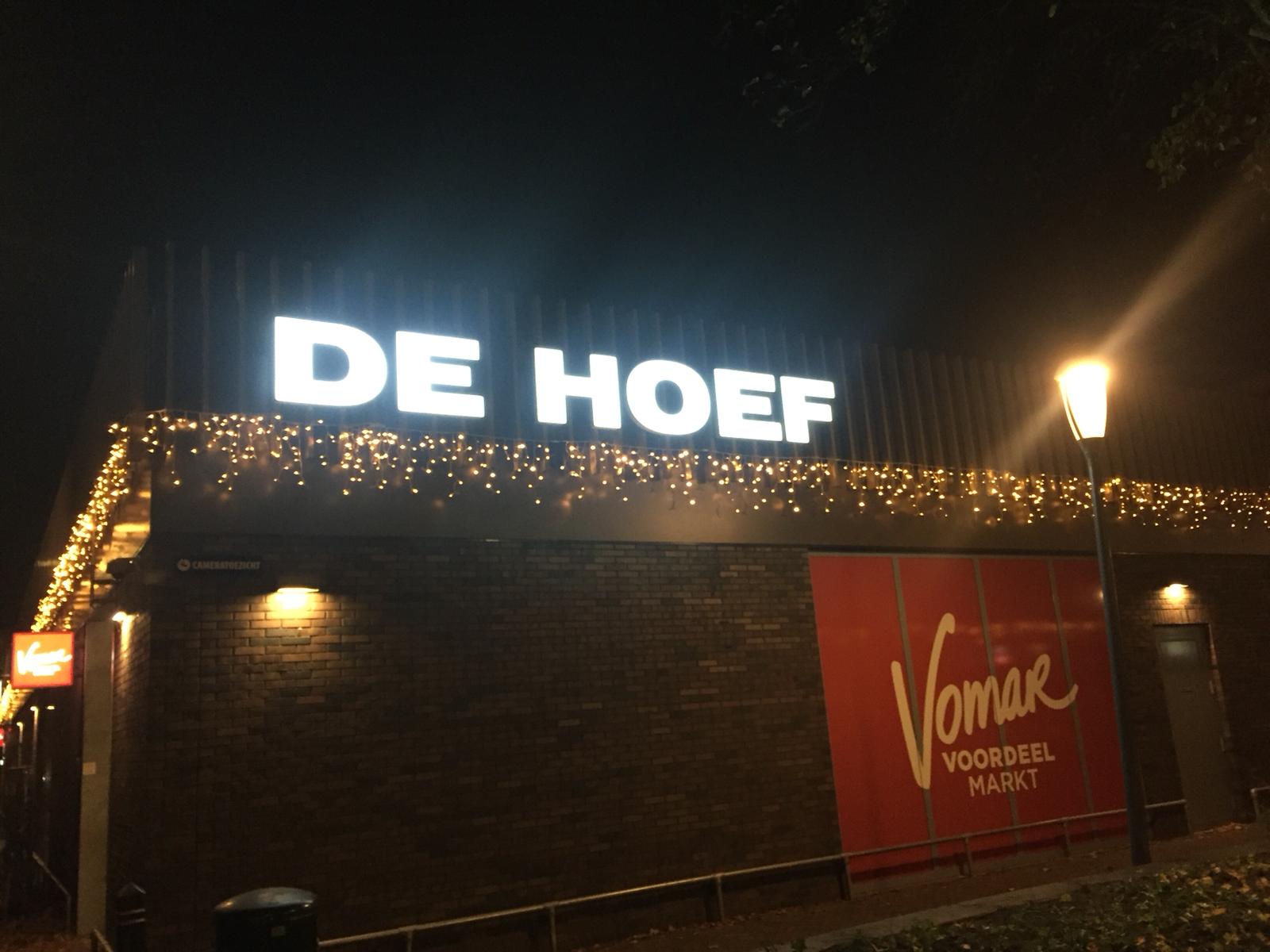 Lichtreclame voor De Hoef Winkelcentrum