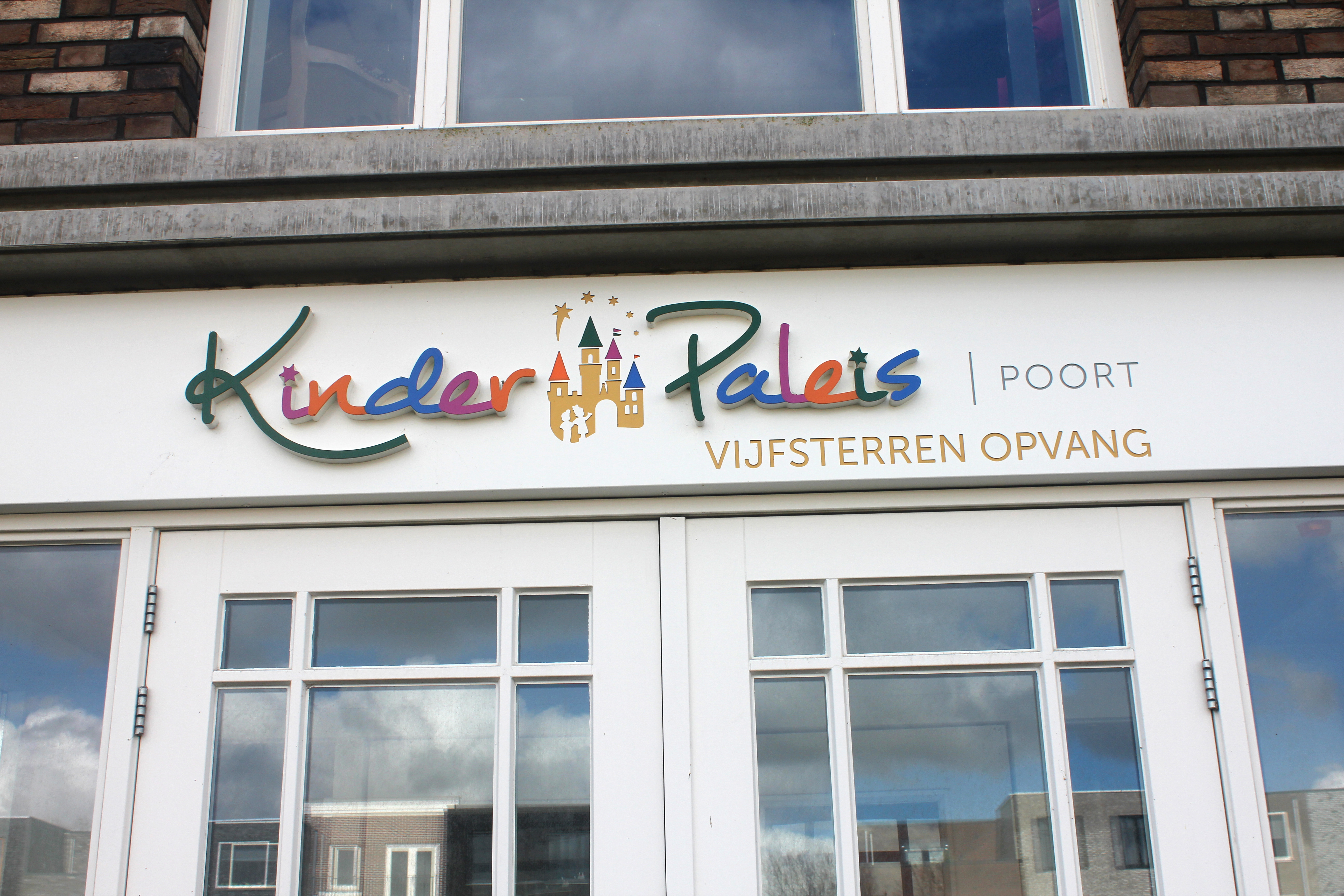 Lichtreclame voor Kinder Paleis